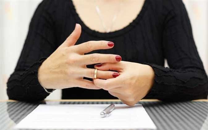 نساء عراقيات يحتفلنَ بـ “طلاقهن”.. تحدٍ للرجل أم فرحة لاستعادة الحرية؟