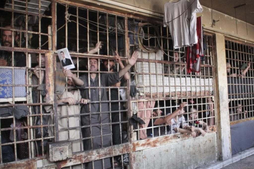 المعتقلون في سجون الحكومة السورية: سلعة ومصدر أموال للمحتالين