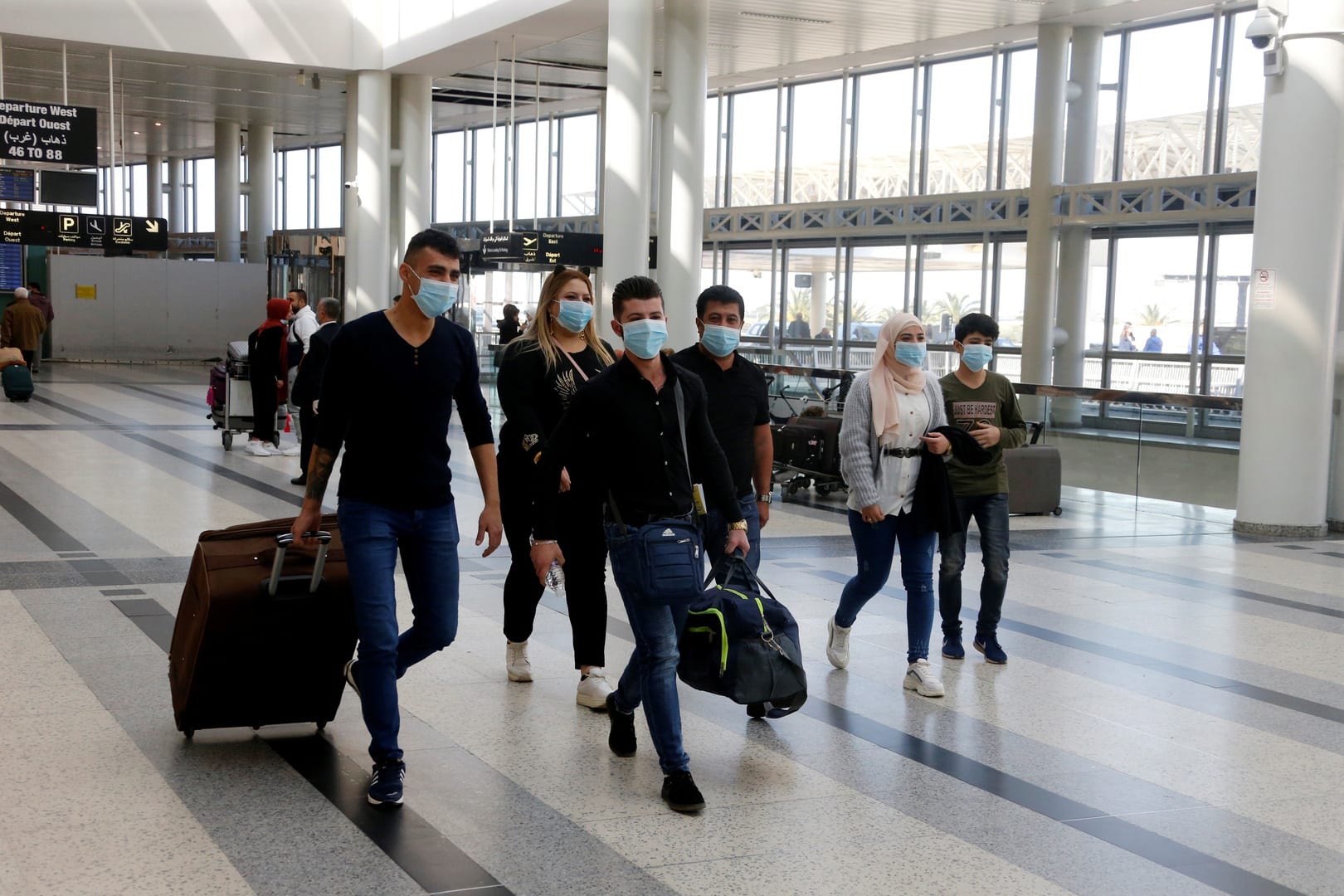 لبنان يفرض شروطاً جديدة على السوريين المسافرين عبر مطار بيروت