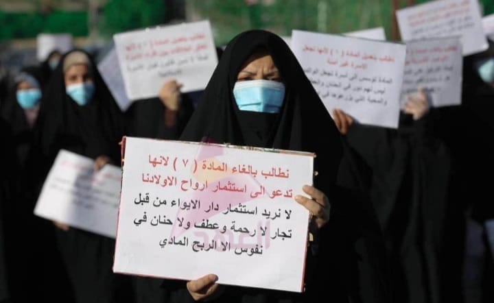 «المرأة ضد المرأة».. تظاهُرَةٌ نسوية ترفض قانون “مُناهضَة العُنف الأُسَري”: من خلفَها؟