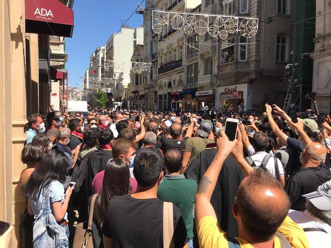 (فيديو) مظاهرات في اسطنبول احتجاجاً على وفاة محامية داخل السجون التركية