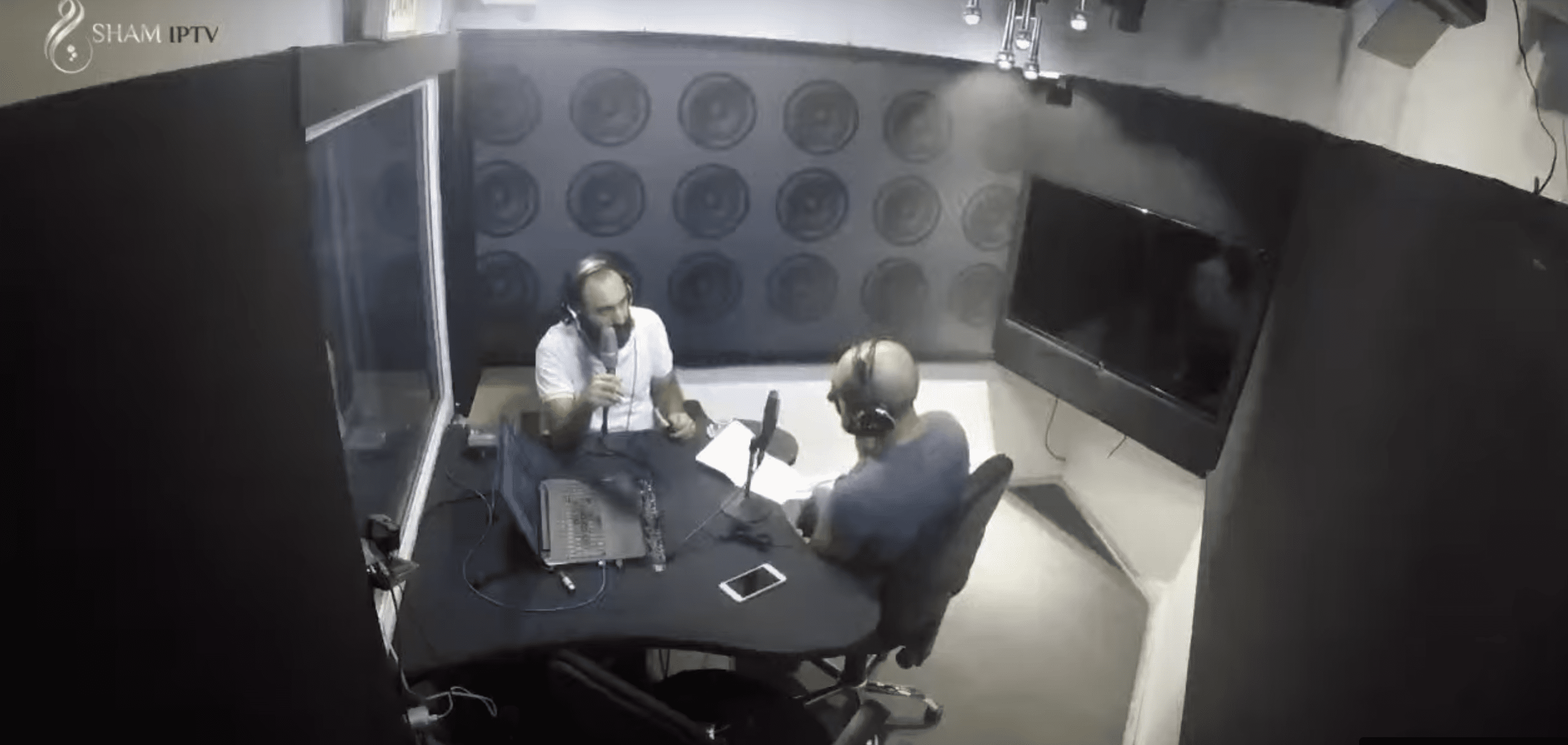 (فيديو) فنان وممثل سوري ينضم إلى المواجهات بين “كاريس بشار” و”زهير رمضان”.. ماذا قال؟