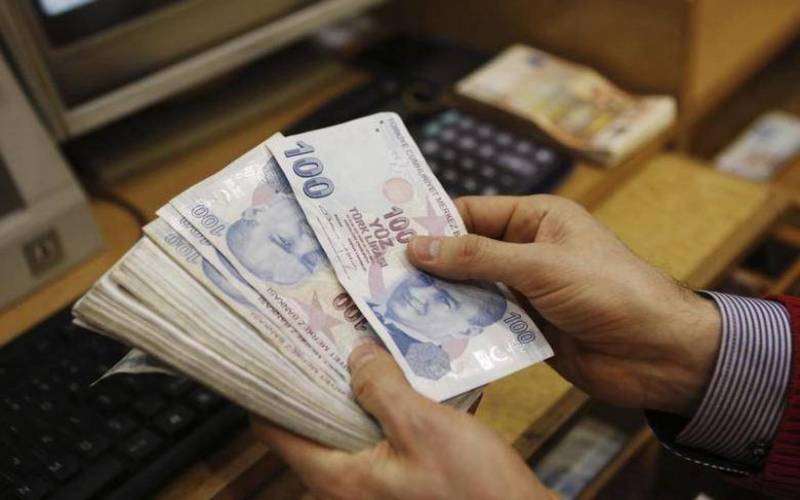 انخفاض متوسط دخل الفرد بسبب الأزمة الاقتصادية في “تركيا”