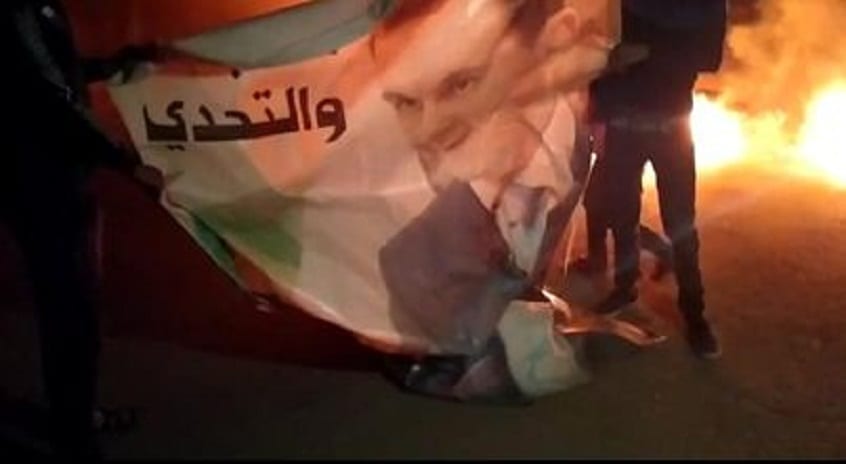 (فيديو) محتجون في “ريف دمشق” يضرمون النار بصورة “الأسد”.. ما السبب؟