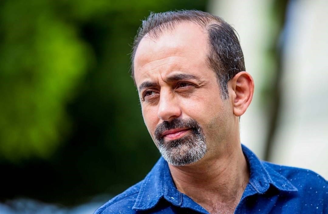 «صرلي عمر فاير دمّي»… الممثل السوري “أدهم مرشد” يروي حال العالقين بسبب 100$ (فيديو)