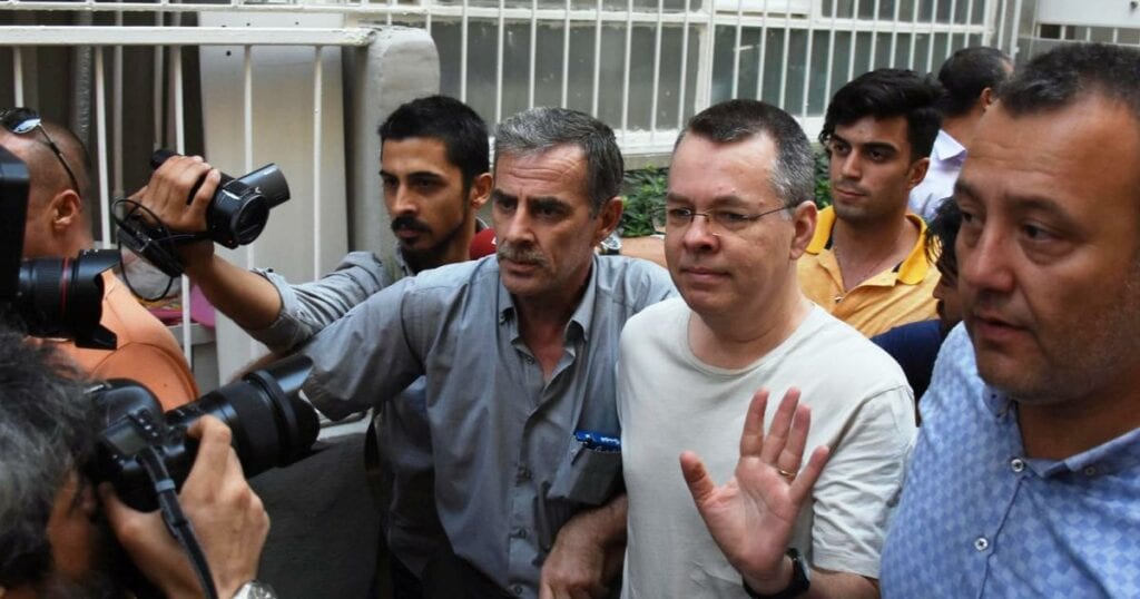 اعترافاتٌ من خلف القضبان.. هكذا خططت تركيا لقتل القسّ الأميركي “أندرو بروانسون”