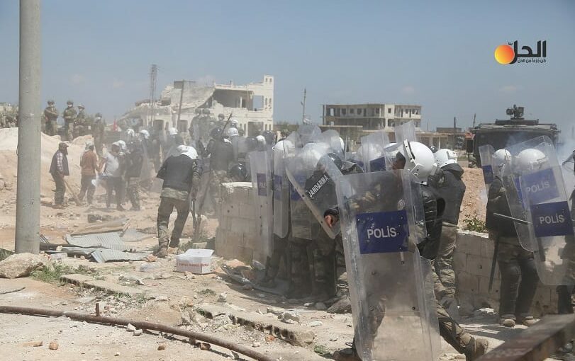 القوات التركية تفرّق بالقوة مظاهرة لأهالي “إدلب” أمام إحدى قواعدها