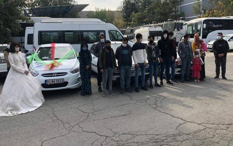 حفل زفاف وهمي لدخول إحدى المدن التركيّة وتجاوز حاجز الشرطة!