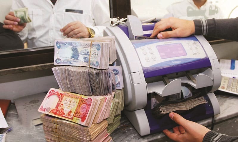 العراق يقترب من الإفلاس.. /50/ يوماً بلا رواتب للموظفين والمتقاعدين