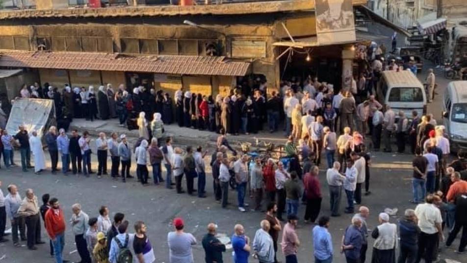 «أهلاً بكم في بلد الطوابير»… موجات غضب بسبب أزمة الخبز بدمشق
