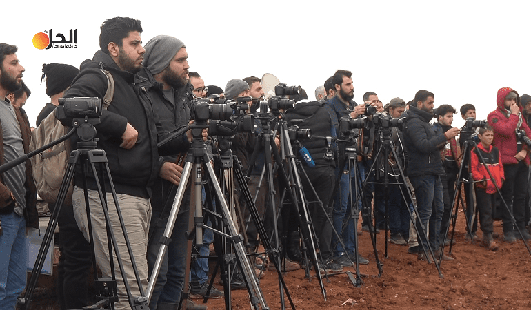 «لَنْ نترُكَ صَحفيّاً واحداً في سوريا».. حكومةُ الجهاديين في إدلب تقمعُ الصَحفيين بطريقةٍ خاصة  