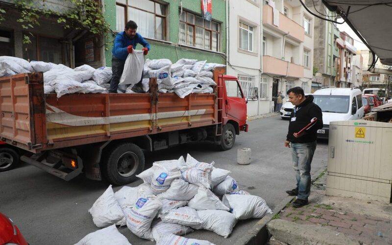 تركيا.. لاجئون يضطرون لتبديل فحم التدفئة برغيف الخبز