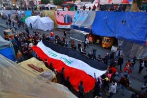 بمساعدة المتظاهرين.. القوات العراقية ترفع خيم الاعتصامات في النجف