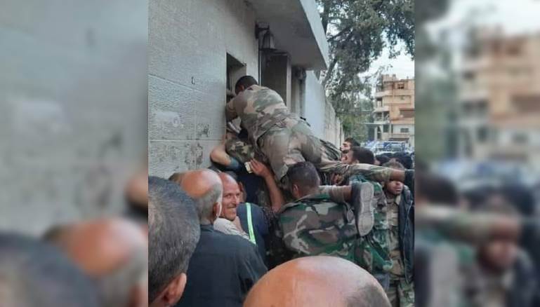 صورة من أمام مخبز دمشقي تثير غضب السوريين في الداخل: «نحن من نريد الخروج»
