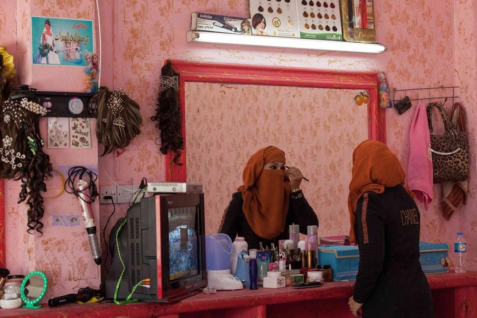 بعد داعش.. تجميل النساء في الرقة أمام عقبتي الكهرباء وتأمين المستحضرات