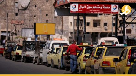 أزمة الوقود تجبر أهالي حلب على ركوب الشاحنات للعودة إلى منازلهم
