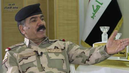 وزير الدفاع العراقي يكشف سبب إقالة قائد عمليات البصرة