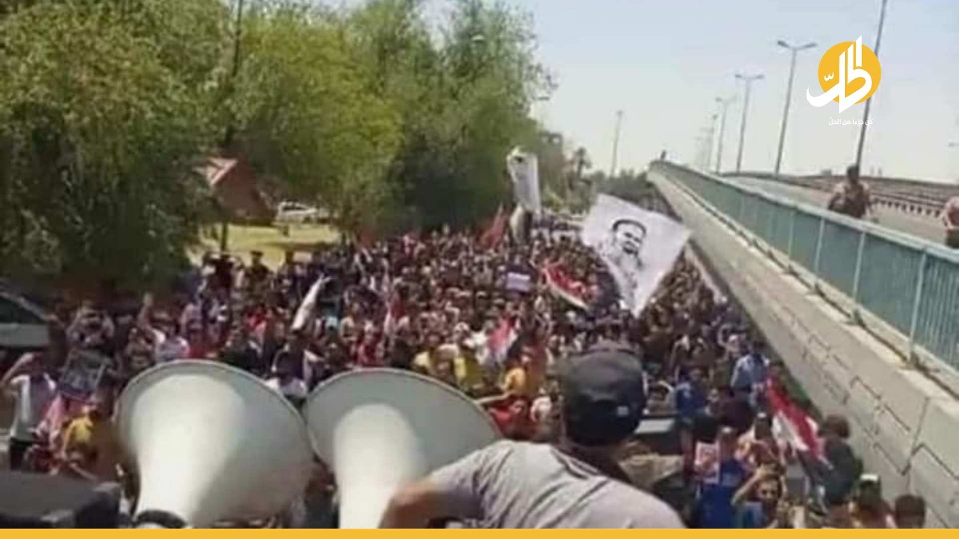 مُتظاهرو العراق يردّدون على أعتاب “الخضراء”: الشعب يُريد إسقاط النظام (فيديو)