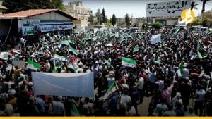 مع بدء الانتخابات الرئاسية.. المئات يتوافدون على ساحة “الساعة” بإدلب وتلويح بـ”عدم شرعية الأسد”