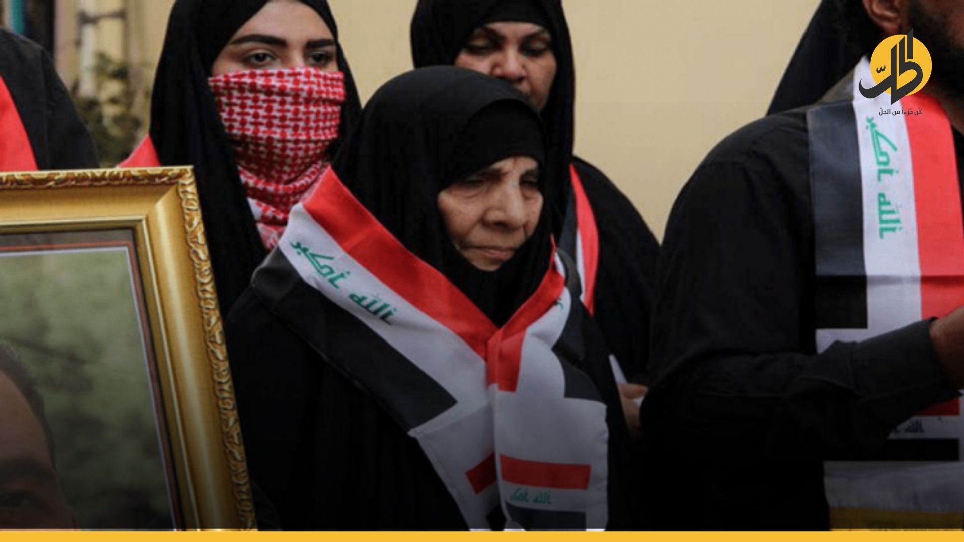 قوات مُلثمة تُهاجم والدة الناشط إيهاب الوزني في كربلاء (فيديو)
