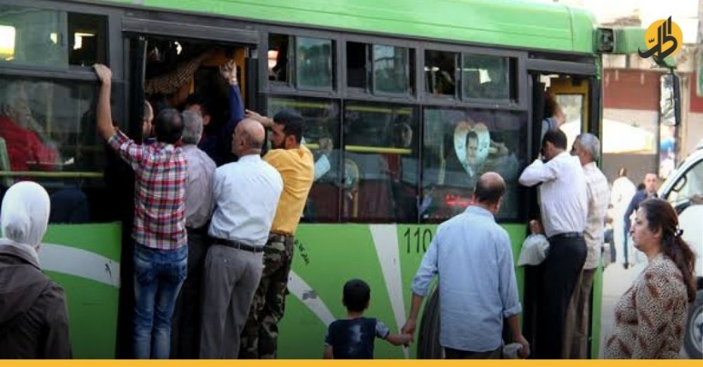 (فيديو)- معاون سائق حافلة بريف حماه يطلق الرَّصاص على الركاب لتفريقهم أثناء الصعود