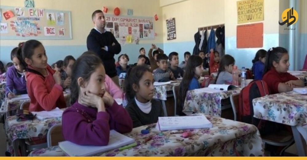«مشروعٌ لا يشمل التوظيف».. مُعلمون سوريّون في تركيا يترقبون تدريباً للغة