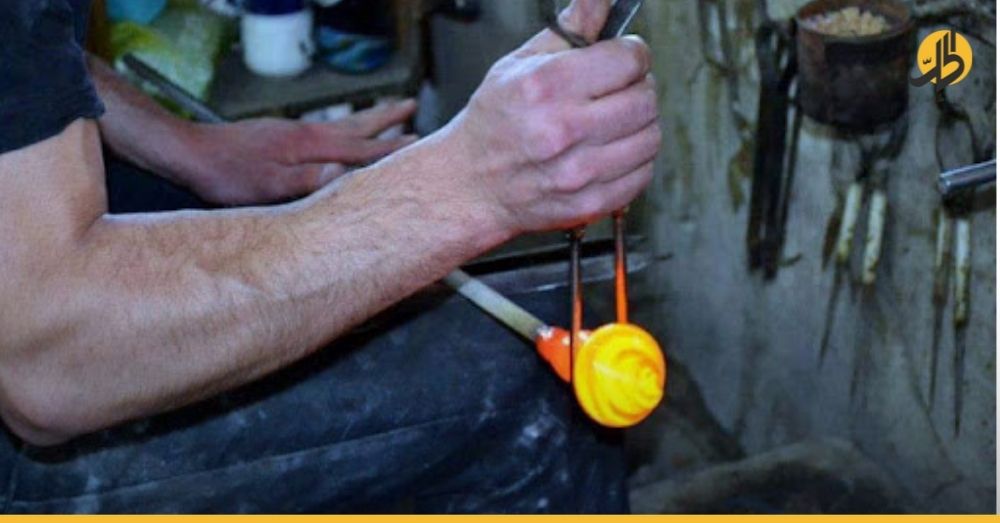 آخر ورشة لنفخ الزجاج السوري يدوياً بطريق الإغلاق لنقص المازوت!