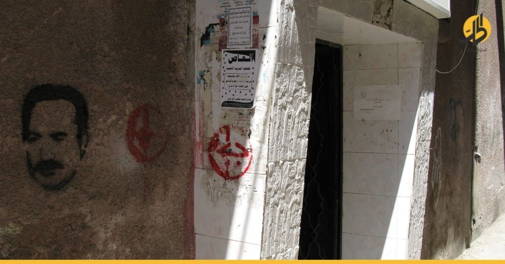 “أونروا” تضع إشارات على جميع المباني السكنية في مخيم “اليرموك”.. فما دلالاتها؟