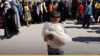 مبادرات تطوعية لمساعدة الفقراء بمادة الخبز في إدلب