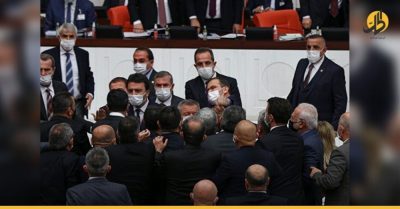 شتائم وعراك بالأيدي سببه وزير الداخلية في البرلمان التركي (فيديو)