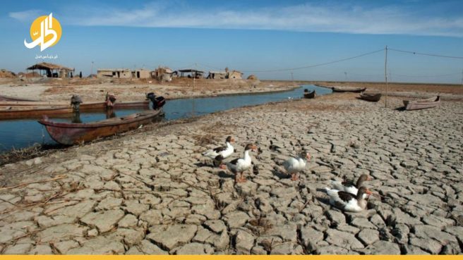الجفاف يضرب العراق وبحيراته ممرات للسيارات