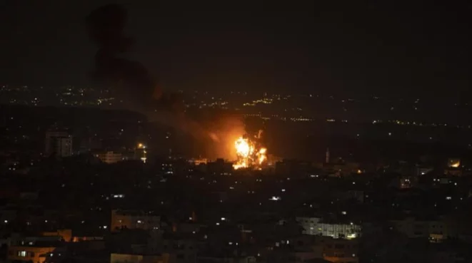 تصاعد النيران وسط قطاع غزة عقب غارة إسرائيلية فجر يوم الجمعة 7 نيسان/ أبريل.
مصدر الصورة: (أ.ب)