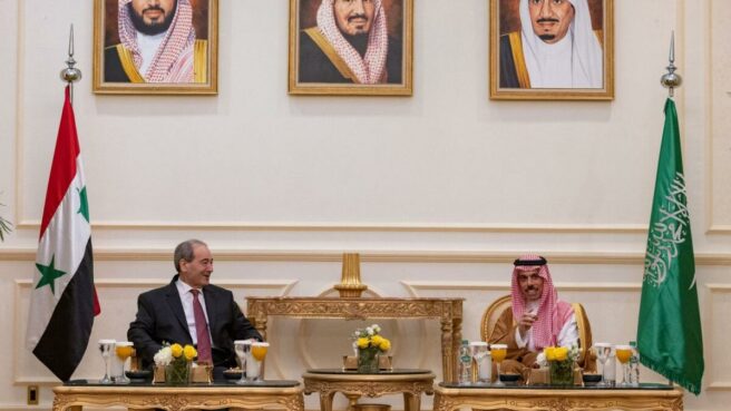 وزير الخارجية السعودي (يمين) ووزير الخارجية السوري فيصل المقداد (مواقع التواصل)
