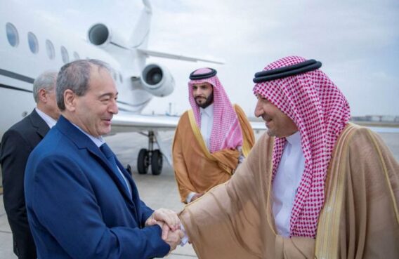 نائب وزير الخارجية السعودي (يمين) لدى استقباله وزير الخارجية السوري فيصل المقداد في مطار جدة (مواقع التواصل)
