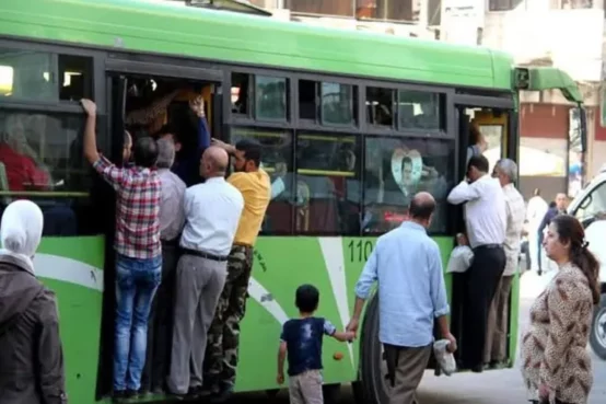 حافلات النقل العامة تكتظ بالمواطنين على وقع الازدحام وقلة عدد المركبات العاملة - موقع "الجزيرة".
