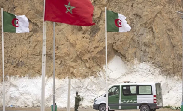 دوريات لحرس الحدود الجزائري في وجدة على الحدود مع المغرب (فادل سينا/ فرانس برس)