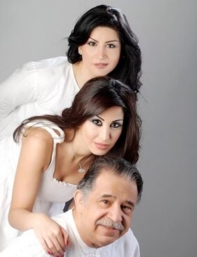 الفنان والمخرج السوري مظهر الحكيم مع ابنتيه - موقع "فوشيا"
