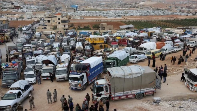 لاجئون سوريون يستعدون للعودة إلى بلادهم انطلاقا من وادي حميد على مشارف بلدة عرسال. الحدودية اللبنانية-السورية في 26 تشرين الأول/أكتوبر 2022. © رويترز.
