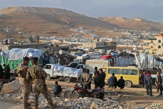 لاجئون سوريون يستعدون لمغادرة لبنان باتجاه الأراضي السورية عبر معبر وادي حامد في عرسال في 26 تشرين الأول / أكتوبر 2022. - "فرانس برس"