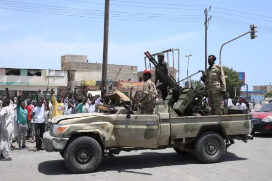 مركبة تابعة للجيش السوداني في مدينة بورتسودان شرقي البلاد (الفرنسية)