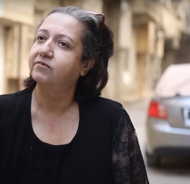 الفنانة حنان اللولو تبكي بالشارع - برنامج "يلا قصة"
