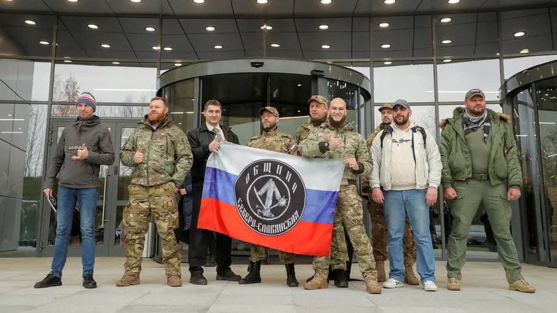أفراد من مجموعة "فاغنر" أمام مقرها الرسمي الأول في سان بطرسبرغ - إنترنت