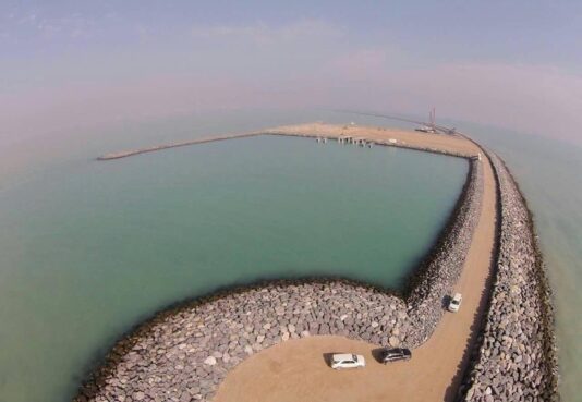 كاسر الأمواج في ميناء الفاو الواقع على الخليج العربي (موقع وزارة النقل العراقية)
