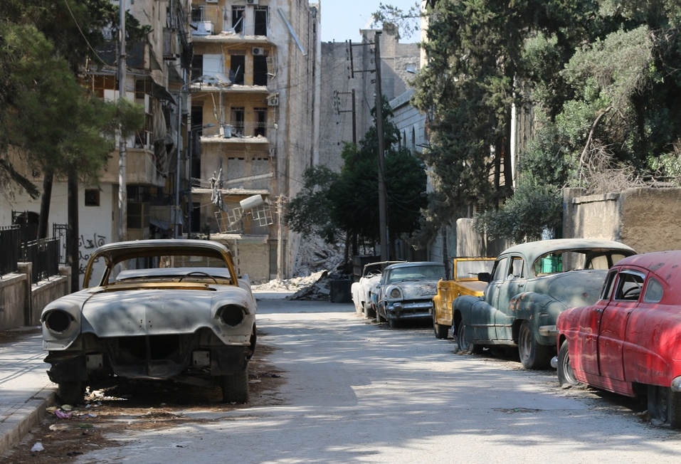 سيارات قديمة على أطراف الشوارع في سوريا - إنترنت