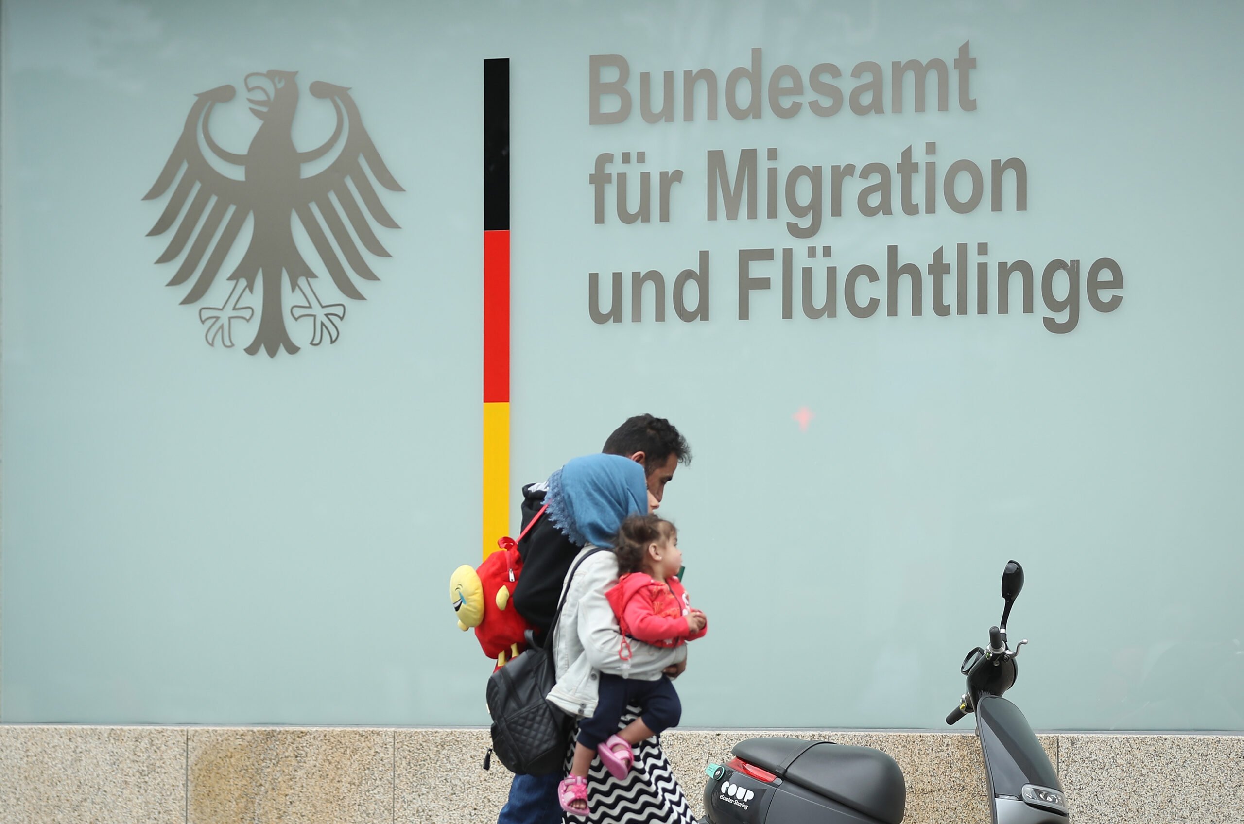 عائلة أمام مكتب برلين للوكالة الفيدرالية للهجرة واللاجئين - إنترنت