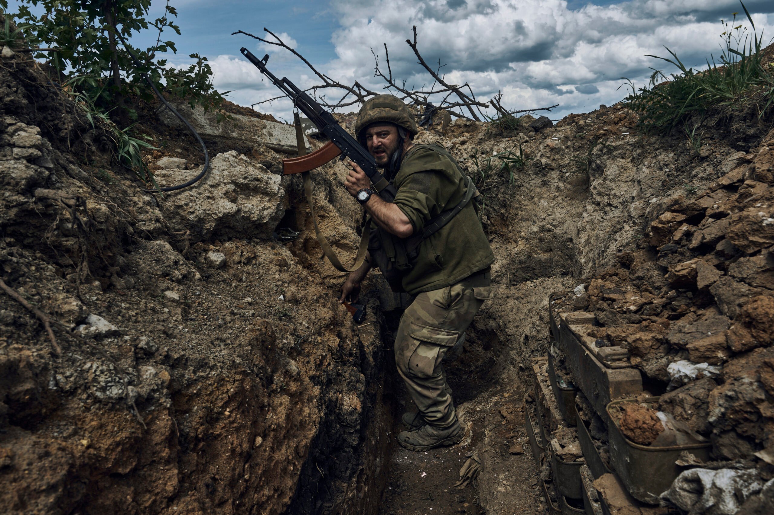 جندي أوكراني في خندق على خط المواجهة بالقرب من باخموت - إنترنت