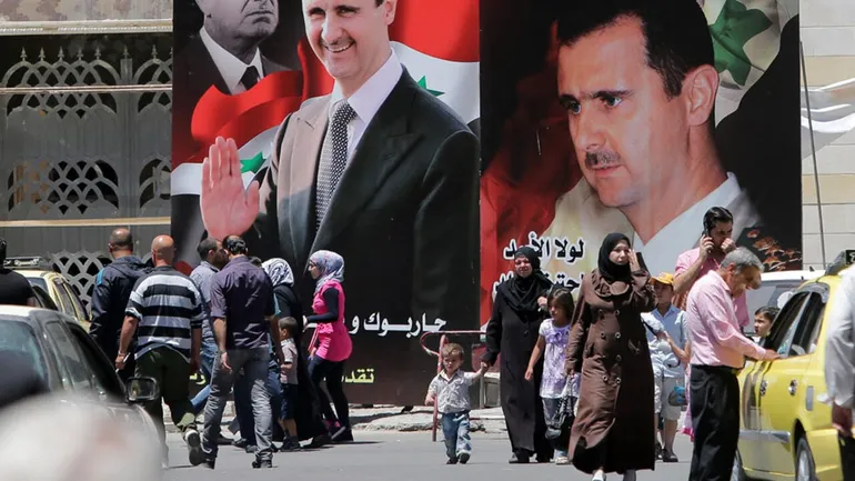 مواطنون ينتظرون النقل الداخلي في دمشق - إنترنت