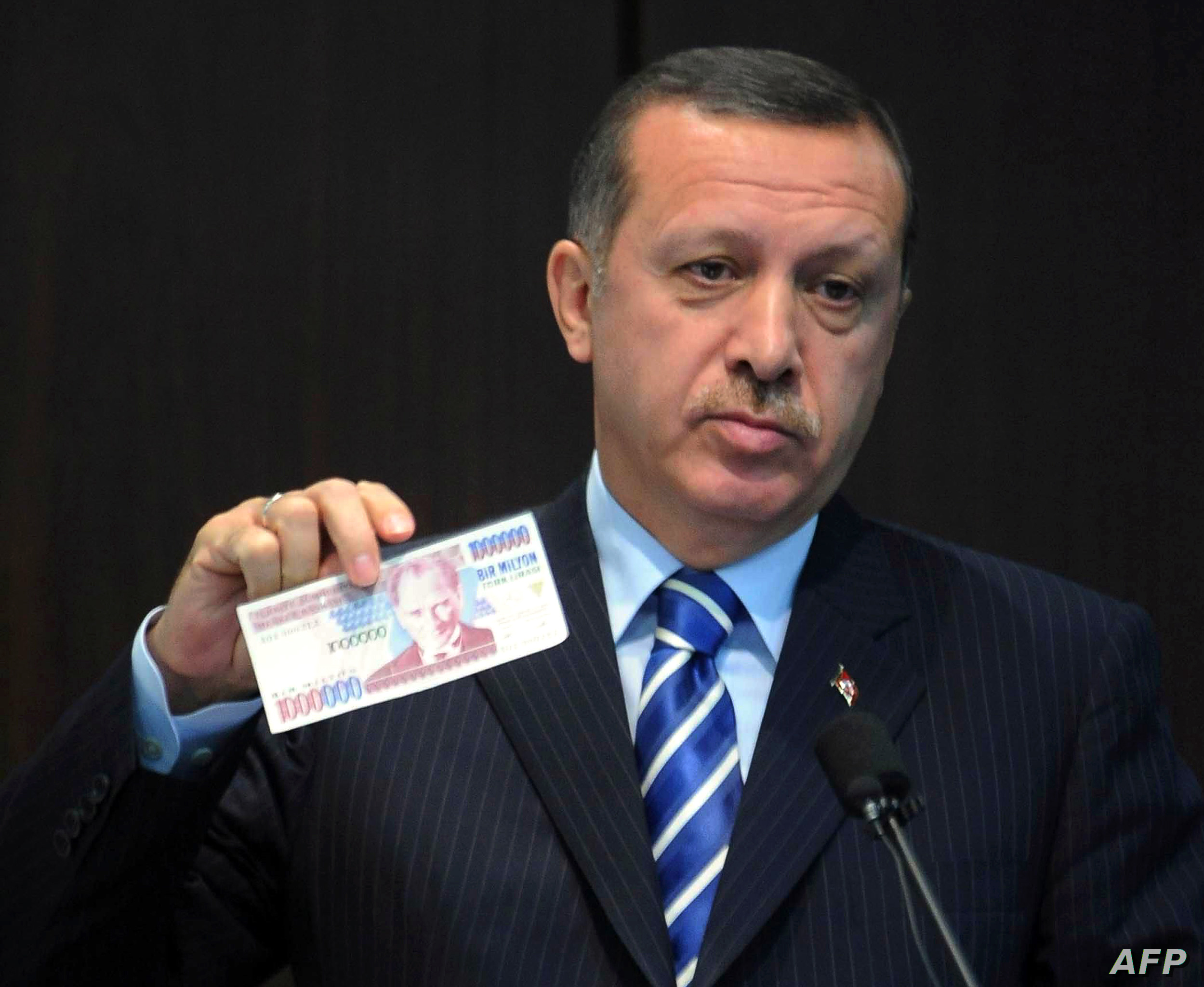 الرئيس التركي رجب طيب أردوغان يعرض عملة ورقية من الليرة التركية القديمة - "فرانس برس"