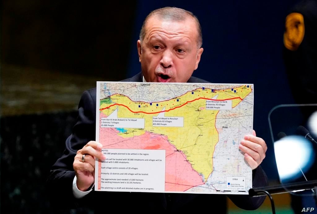 الرئيس التركي رجب طيب أردوغان يرفع خريطة بينما يخطب في مقر الأمم المتحدة - "فرانس برس"