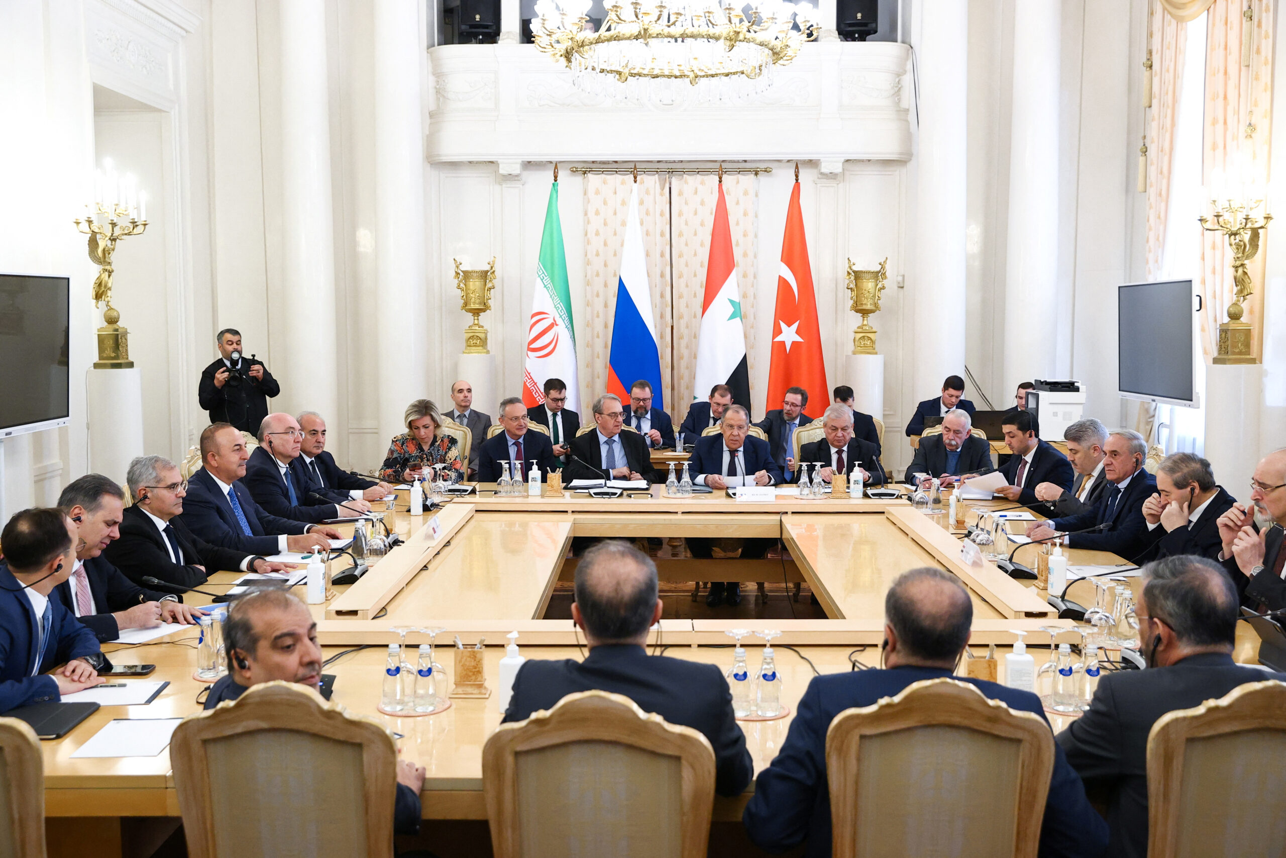 وزراء خارجية ومسؤولون من روسيا وتركيا وسوريا وإيران يحضرون اجتماعًا في موسكو - إنترنت